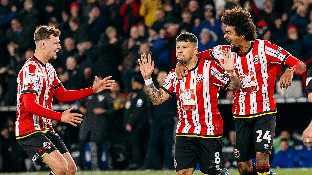 সতীর্থদের সঙ্গে হামজার উদ্‌যাপন