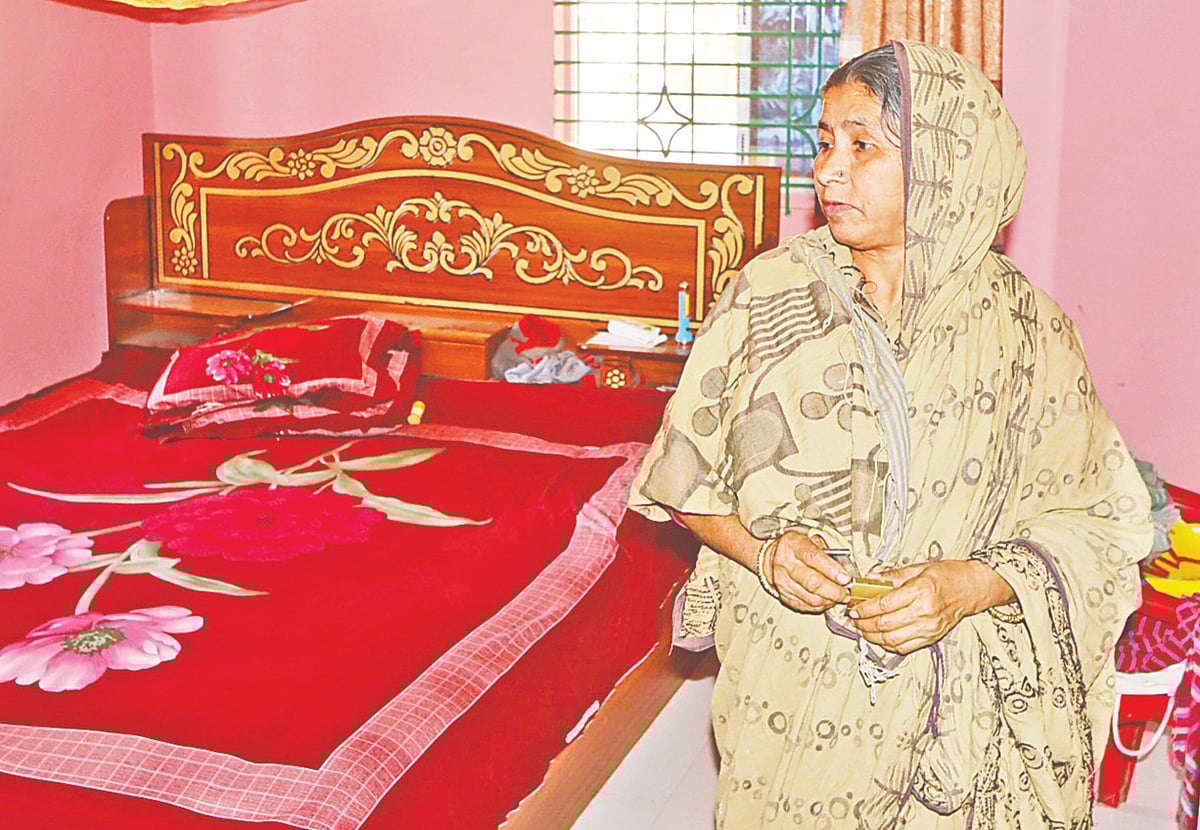 আবু সাঈদ বেঁচে থাকলে এই নতুন ঘরেই থাকতেন বলে জানান মা মনোয়ারা বেগম। গতকাল রংপুরের পীরগঞ্জ উপজেলার জাফরপাড়া এলাকায়