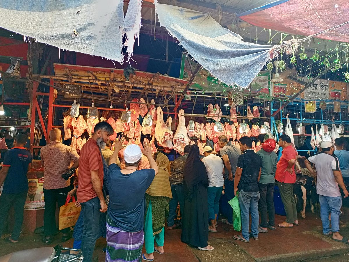 আগামীকাল ঈদ হতে পারে। এমন চিন্তা করে আজ সকাল থেকেই গরুর মাংসের দোকানে ভিড় করছেন সাধারণ মানুষেরা। ছবিটি রাজধানীর মোহাম্মদপুর কৃষি মার্কেটের
