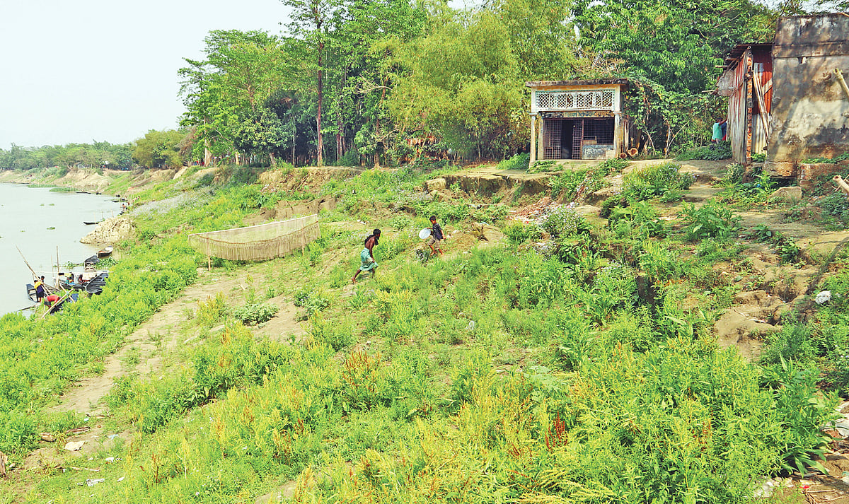 কুশিয়ারা নদীর ভাঙনের কবলে পড়েছে গ্রাম ও বাজার। ১৮ মার্চ মৌলভীবাজারের রাজনগর উপজেলার কামালপুর এলাকায়