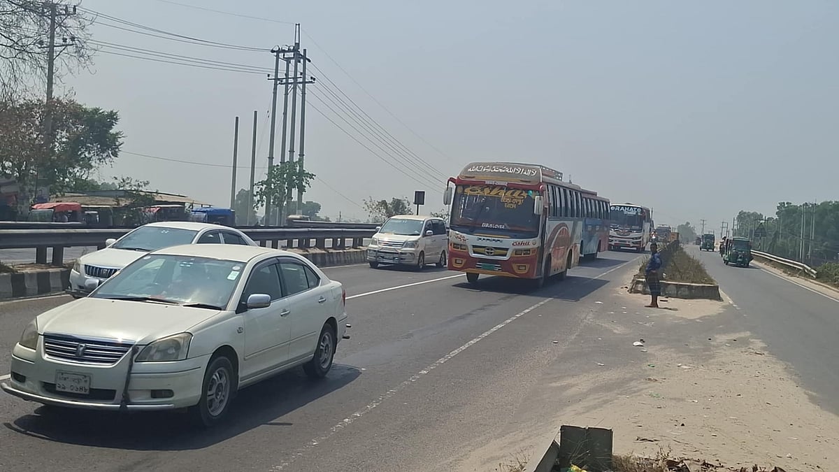 যমুনা সেতুতে রাতে যানজট থাকলেও এখন নির্বিঘ্নে চলছে যানবাহন। আজ রোববার সকালে