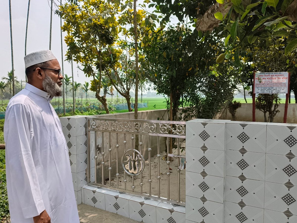 ছেলের কবরের পাশে বাবা আবদুর মতিন। রোববার সকালে ময়মনসিংহের ঈশ্বরগঞ্জের কুমড়াশাসন উত্তরপাড়া গ্রামে।