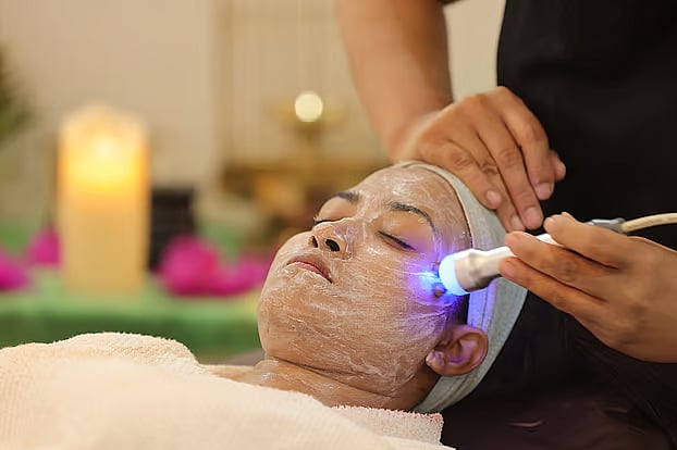 ত্বকের যত্নে হাইড্রা ফেসিয়াল এখন বেশ জনপ্রিয়