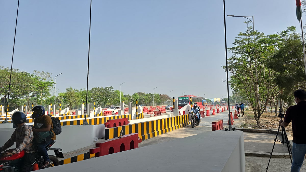 পদ্মা সেতু এলাকায় যানবাহনের জটলা নেই। টোল প্লাজায় এসে মুহূর্তের মধ্যে টোল পরিশোধ করে গন্তব্যে যাচ্ছে বিভিন্ন ধরনের যানবাহন। আজ রোববার সকাল ১০টার দিকে