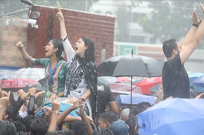 ৫ আগস্ট অসম্ভবকে সম্ভব করল এ দেশের কোটি জনতা। আমরা পেলাম নতুন দেশ গড়ার সুযোগ। সব বাধা-ব্যবধান ঘুচে গেল যেন।