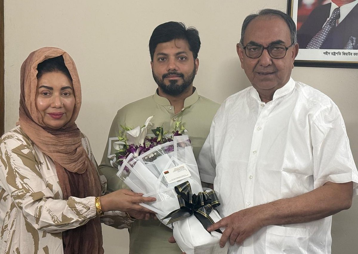 ইশরাক হোসেনকে ফুল দিয়ে শুভেচ্ছা জানিয়েছেন বিএনপির স্থায়ী কমিটির সদস্য মির্জা আব্বাস