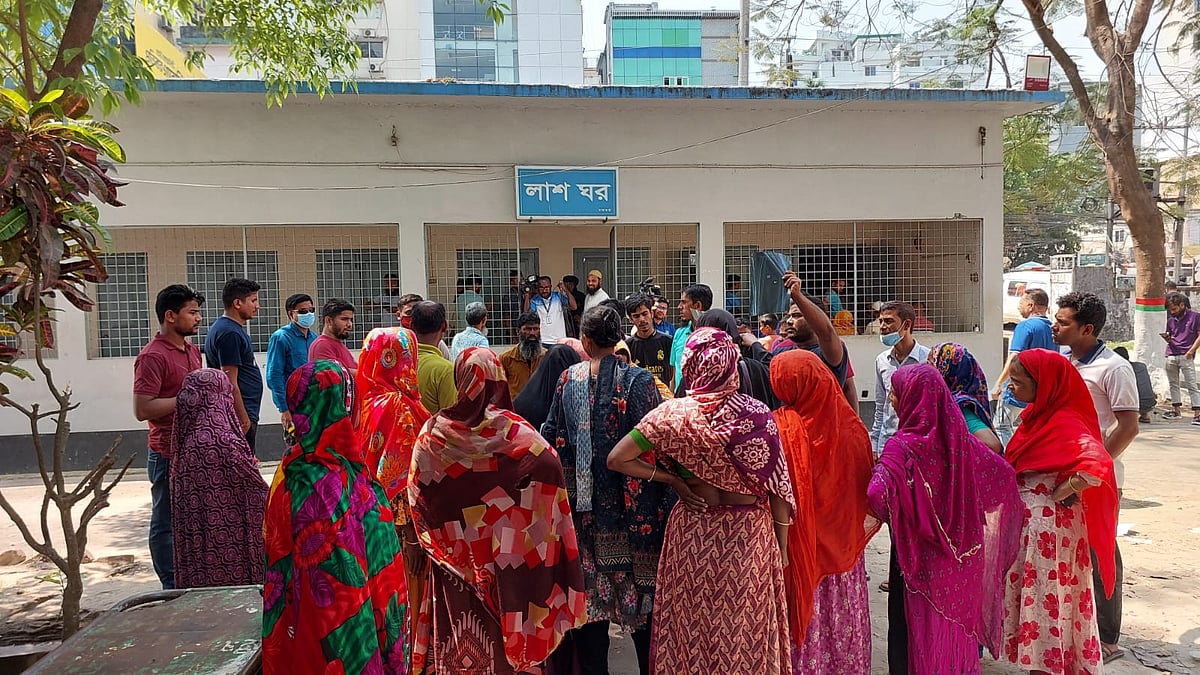 নিহত চারজনের লাশ রাখা হয়েছে ময়মনসিংহ মেডিকেল কলেজ হাসপাতালের মর্গে। সেখানে ভিড় করেছেন স্বজনেরা। আজ রোববার সকালে