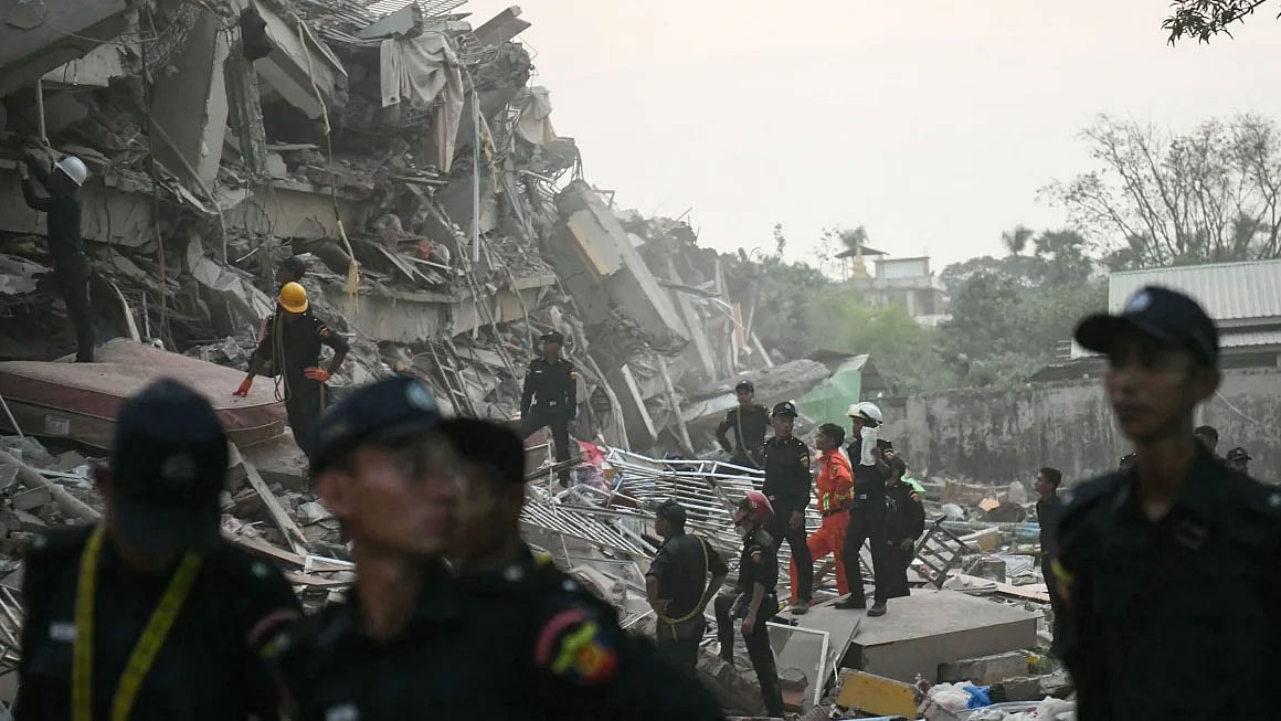 মিয়ানমারের প্রাচীন নগরী মান্দালয় ধ্বংসস্তূপে পরিণত হয়েছে