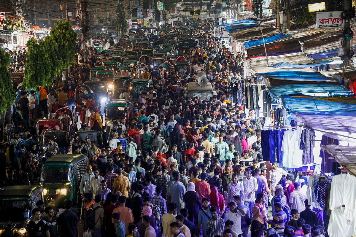 চাঁদরাতে শেষ সময়ের কেনাকাটা করতে বের হয়েছেন চট্টগ্রামবাসী। হকার্স মার্কেট, চট্টগ্রাম, ৩০ মার্চ