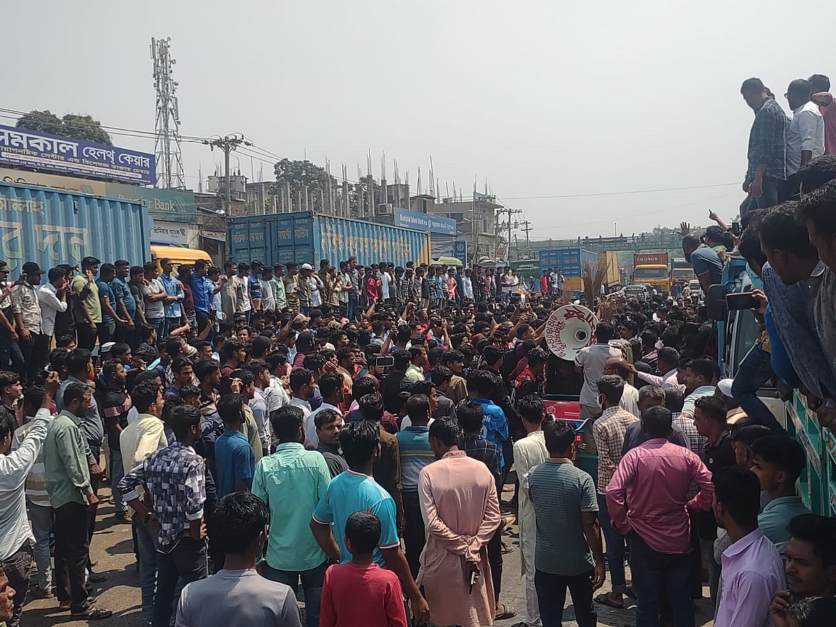 মহাসড়ক বন্ধ করে উপজেলা বিএনপির নতুন আহবায়ক কমিটির বিরুদ্ধে ঝাড়ু মিছিল ও বিক্ষোভ সমাবেশ করেন পদবঞ্চিত নেতা–কর্মীরা। গত বুধবার উপজেলা সদরের মিরসরাই সরকারি মডেল উচ্চ বিদ্যালয়ের সামনে