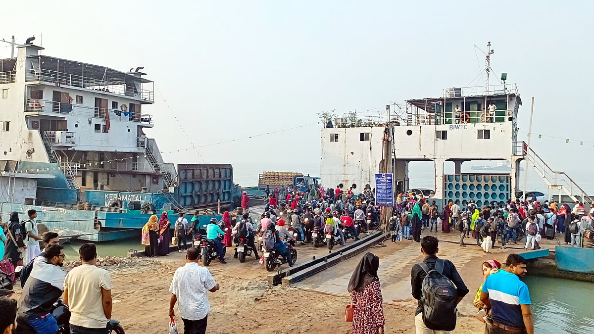 ঘন কুয়াশার কারণে প্রায় এক ঘণ্টা ফেরি চলাচল বন্ধ থাকায় মানিকগঞ্জের পাটুরিয়া ফেরিঘাট এলাকায় যাত্রী ও যানবাহনের চাপ বেড়েছে। রোববার সকালে পাটুরিয়ার ৩ নম্বর ঘাট এলাকায়