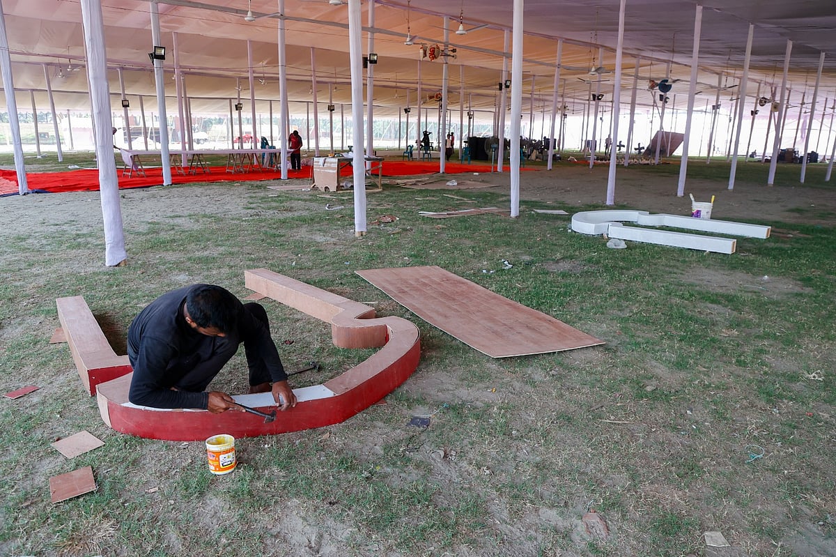 আগারগাঁওয়ে বাণিজ্য মেলার মাঠে ঈদগাহ সজ্জার কাজ চলছে। ২৯ মার্চ