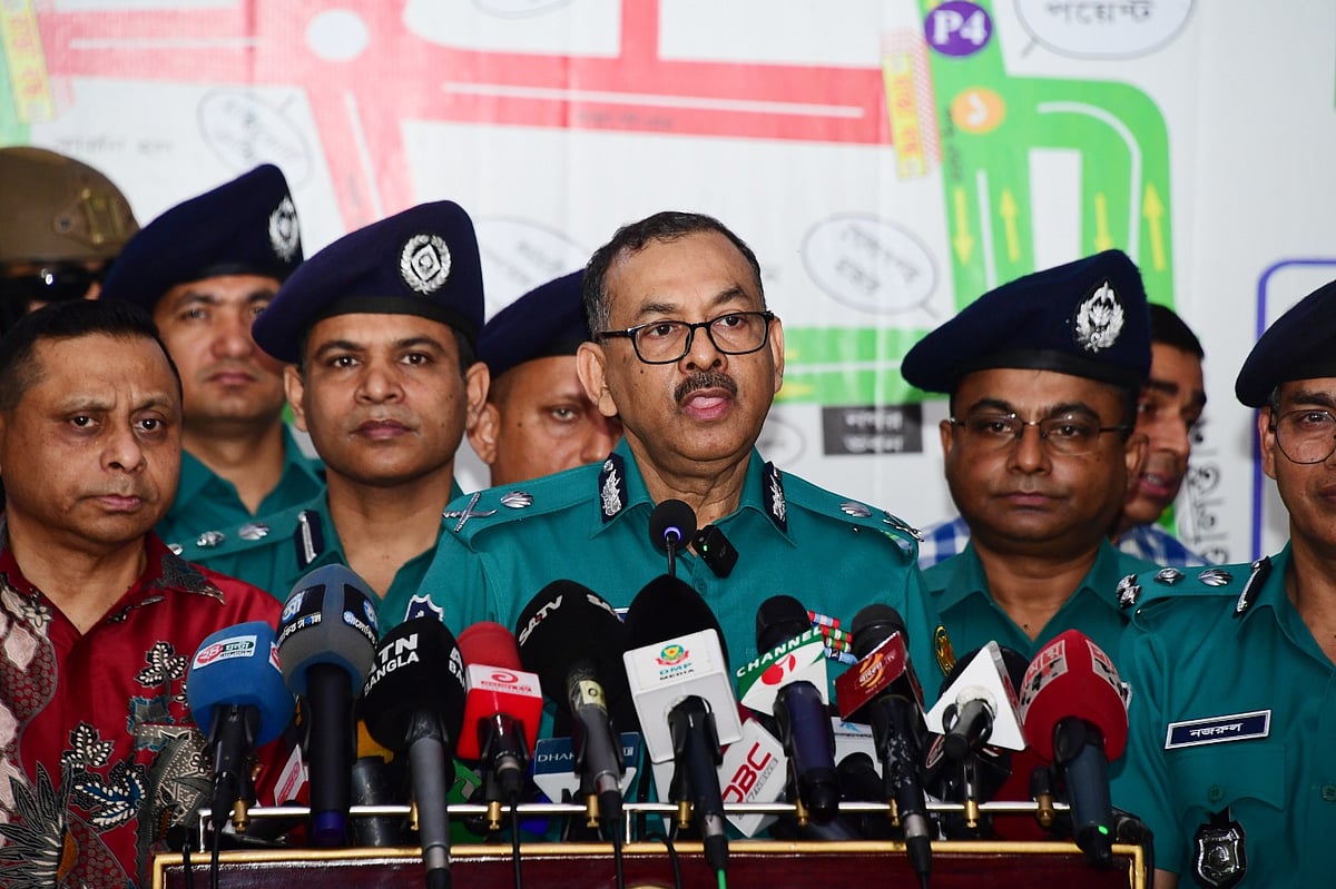 ডিএমপি কমিশনার শেখ মো. সাজ্জাত আলী আজ রোববার সকালে জাতীয় ঈদগাহ ময়দানে ঈদুল ফিতরের প্রধান জামাত আয়োজনের সর্বশেষ প্রস্তুতি পরিদর্শন শেষে সাংবাদিকদের সঙ্গে কথা বলেন