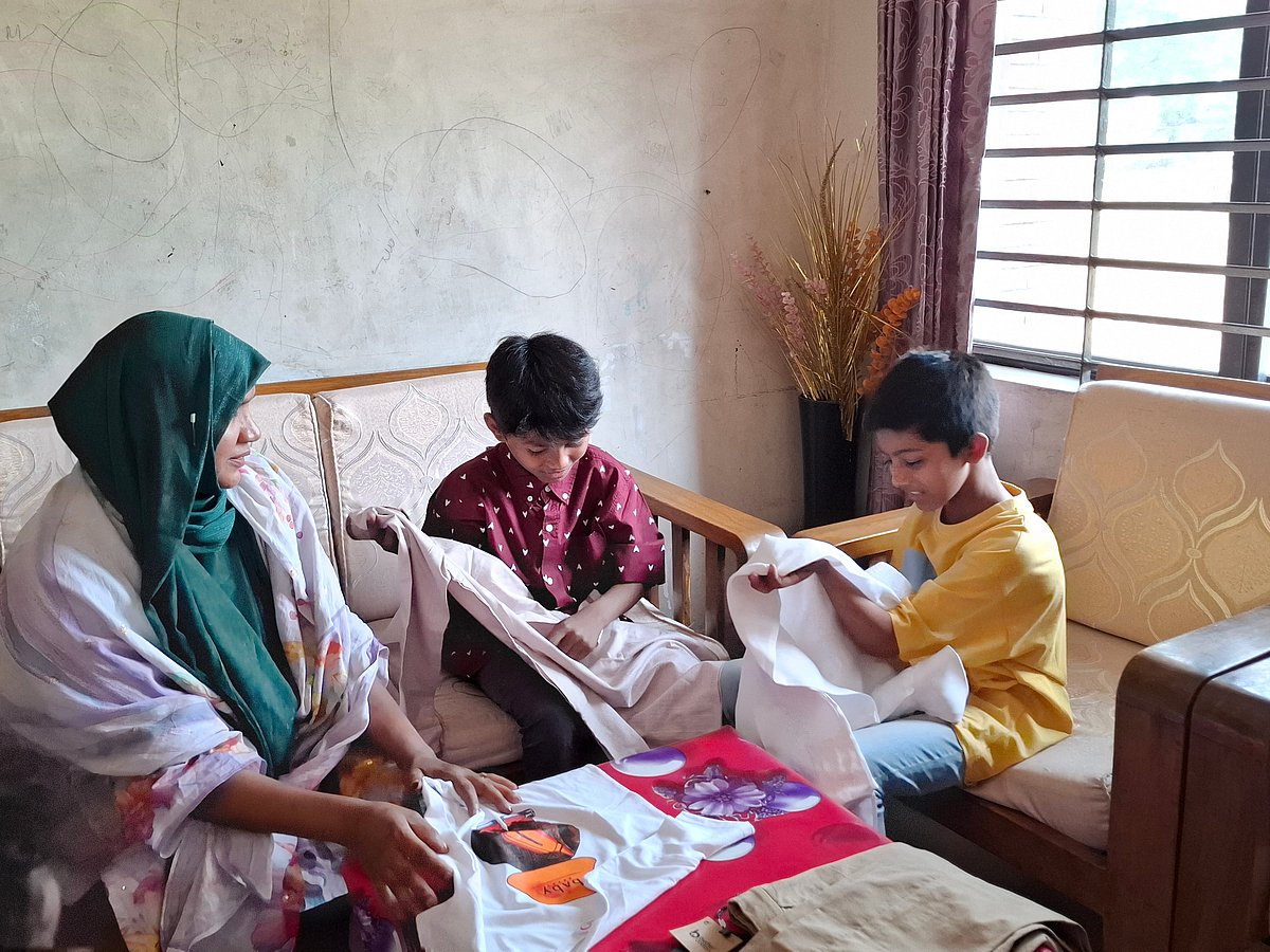 রাজধানীর শ্যামলীর এসওএস শিশুপল্লিতে ইয়ামিন ও শান ইসলামের পাঞ্জাবি নিয়ে খুনসুটি