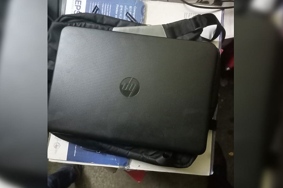 চোর সন্দেহে গ্রেপ্তার দুজনের কাছ থেকে উদ্ধার করা ল্যাপটপ