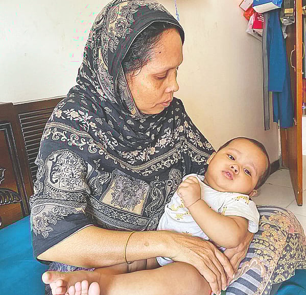 নানি আসমা বেগমের কোলে শিশু সোয়াইবা। গতকাল নারায়ণগঞ্জে