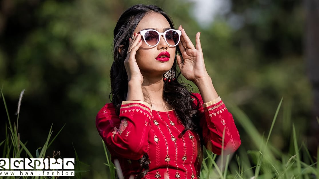 Bir qiz avtobusda eshagini sikga ishqalaydi. Tomosha qiling. Kokraklari osilgan qoramagizlar (video)