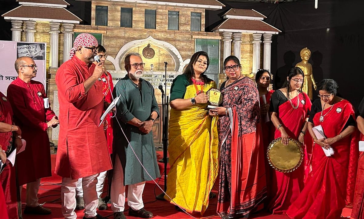 ‘স্মরণে সব্যসাচী’ অনুষ্ঠানের সূচনা হয় মুম্বাইয়ের আবৃত্তির দল ‘আবৃত্তির অনুভব’ এর উদীয়মান আবৃত্তিশিল্পীদের পরিবেশনা দিয়ে