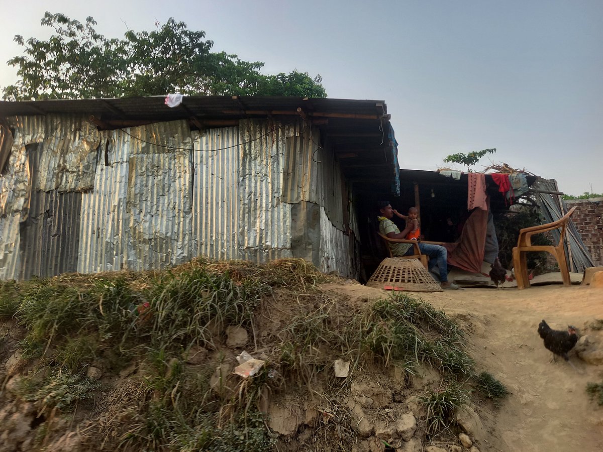 সুনামগঞ্জের দেখার হাওরপারে কান্দাহাটি গ্রামে সুবরা বেগমের ছোট্ট ঘর। এটিতেই আটজন মানুষ থাকেন। গতকাল রোববার বিকেলে