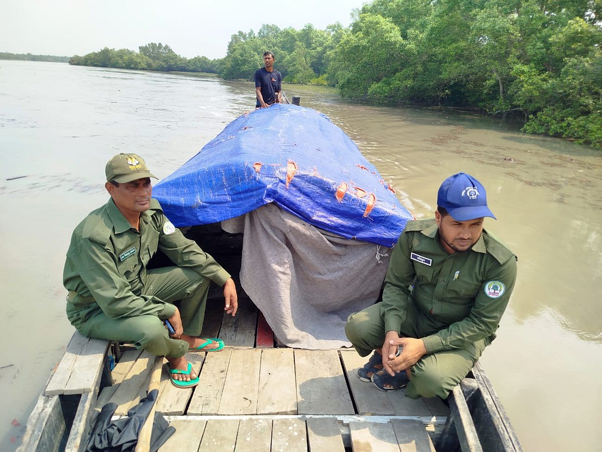 সুন্দরবনের ঝপঝোপিয়া নদীতে ঈদের দিন টহলে ব্যস্ত বনরক্ষীরা। সোমবার সকালে