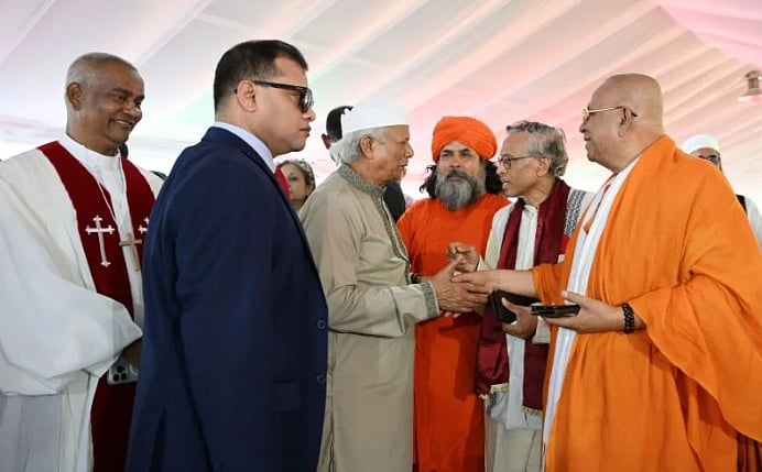 সোমবার যমুনায় প্রধান উপদেষ্টা অধ্যাপক ইউনূস বিভিন্ন শ্রেণি–পেশার বিশিষ্ট ব্যক্তিদের সঙ্গে ঈদের শুভেচ্ছা বিনিময় করেন