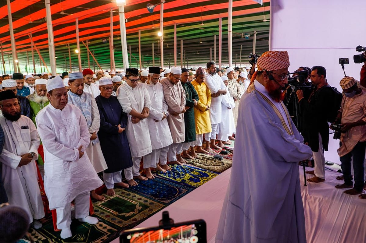 চট্টগ্রাম নগরের প্রধান ঈদ জামাত অনুষ্ঠিত হয় জমিয়াতুল ফালাহ মসজিদে। আজ সকাল ৮টায়