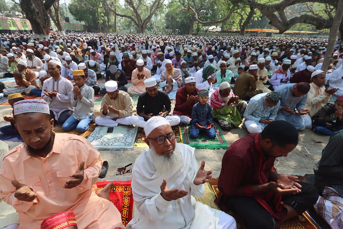 রংপুরের গঙ্গাচড়া উপজেলার ঐতিহ্যবাহী হাবু ঈদগাহ মাঠে কয়েক হাজার মুসল্লির উপস্থিতিতে ঈদের নামাজ অনুষ্ঠিত হয়। নামাজ শেষে মোনাজাতে দেশবাসীর জন্য দোয়া করে মুসল্লিরা। আজ সোমবার সকালে