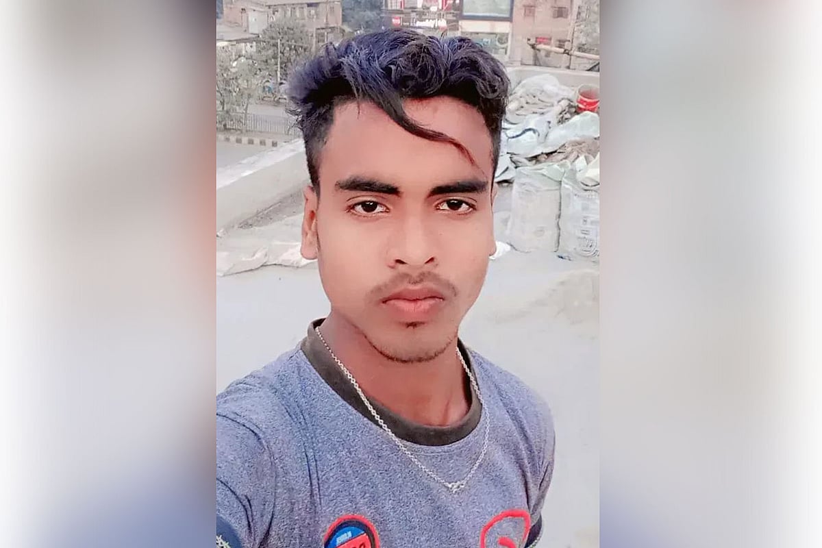 গত বছর জাতীয় চিড়িয়াখানায় হাতির আক্রমণে মারা যায় মাহুতের ছেলে জাহিদ। সোমবার তাঁর মৃত্যুর এক বছর হয়েছে