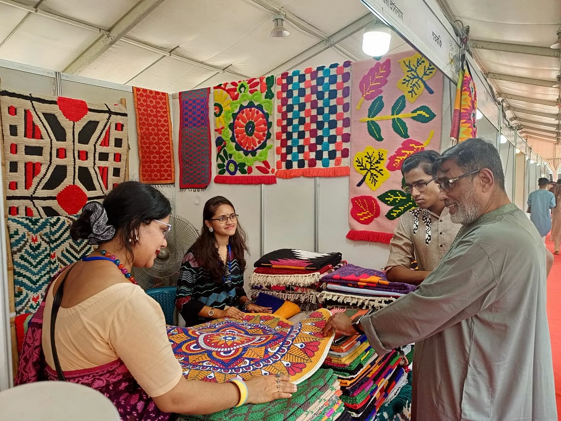 পবিত্র ঈদুল ফিতর উপলক্ষে রাজধানীর আগারগাঁওয়ে অবস্থিত বাংলাদেশ চীন-মৈত্রী সম্মেলন কেন্দ্র প্রাঙ্গণে দুই দিনব্যাপী “ঈদ আনন্দ মেলা” চলছে। ছবি: প্রথম আলো।