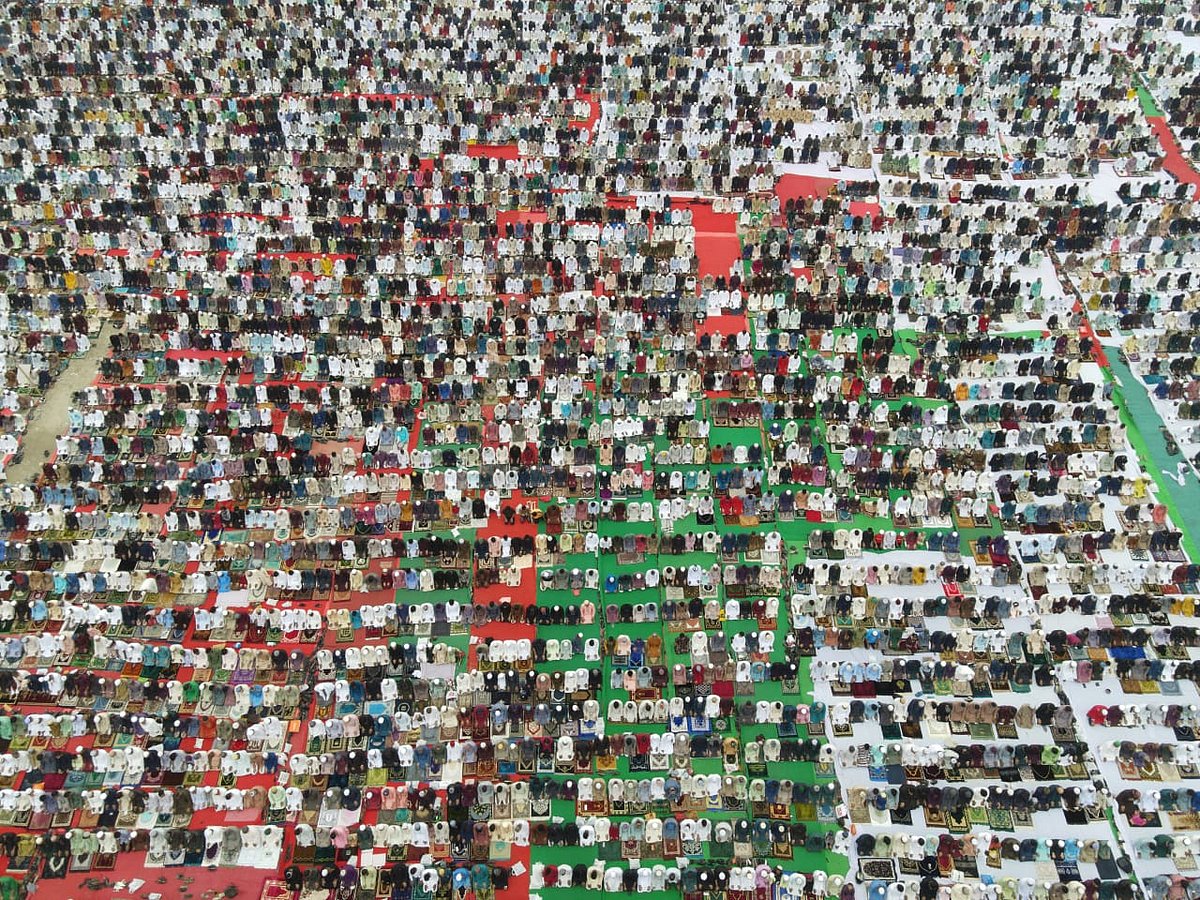 রাজধানীর আগারগাঁওয়ের পুরোনো বাণিজ্য মেলার মাঠে পবিত্র ঈদুল ফিতরের জামাত অনুষ্ঠিত হয়েছে