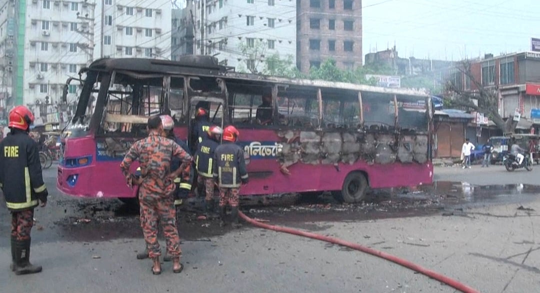 বিক্ষুব্ধ জনতা বাসটি আটক করে আগুন ধরিয়ে দেয়। ফায়ার সার্ভিস এসে আগুন নিয়ন্ত্রণে আনে। আজ সোমবার সকালে