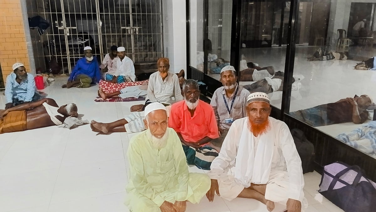 এক দিন আগেই শোলাকিয়া ঈদগাহে নামাজ  আদায় করতে দুর–দুরান্ত থেকে মুসল্লিরা আসেন। গতকাল রোববার রাতে