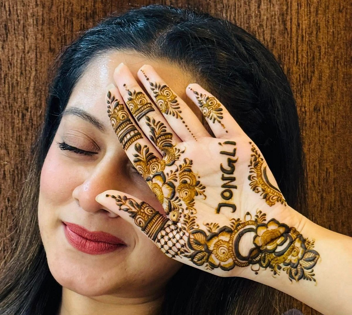 ‘জংলি’ লেখা মেহেদির নকশা এঁকেছেন দীঘি