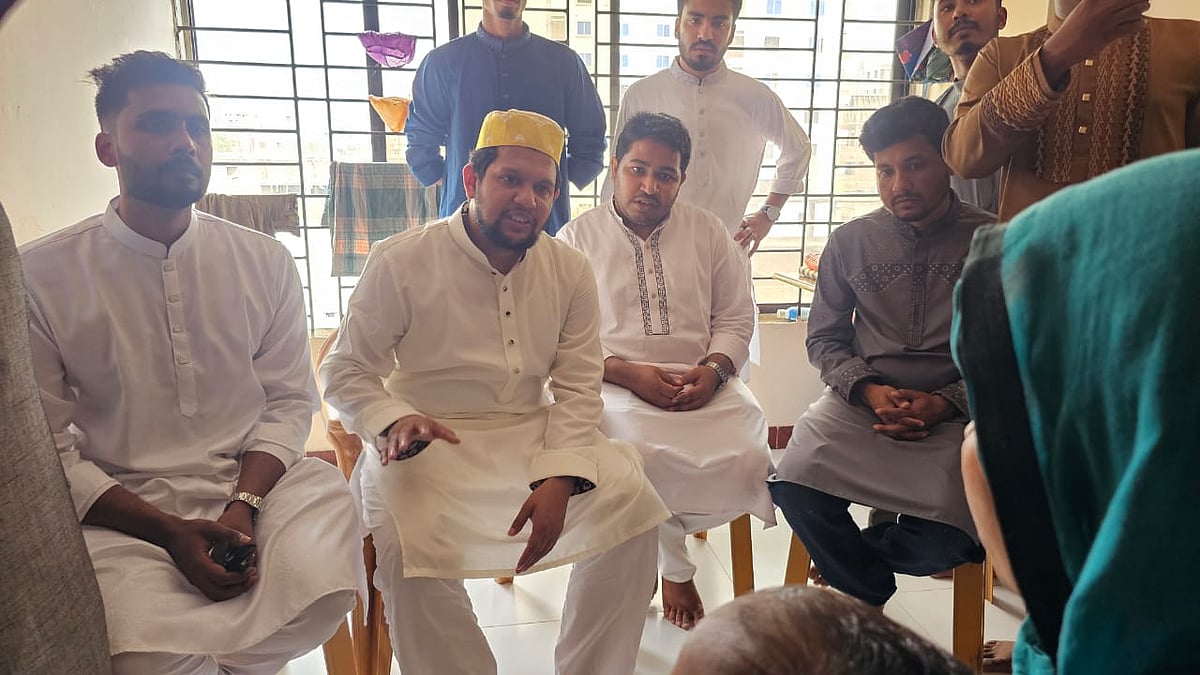 নারায়ণগঞ্জে আন্দোলনে শহীদ সুমাইয়ার বাড়িতে গিয়ে খোঁজখবর নেন তথ্য উপদেষ্টা মাহফুজ আলম। আজ সোমবার সকাল ১০টার দিকে সিদ্ধিরগঞ্জের মিজমিজি পাইনাদী নতুন মহল্লায়