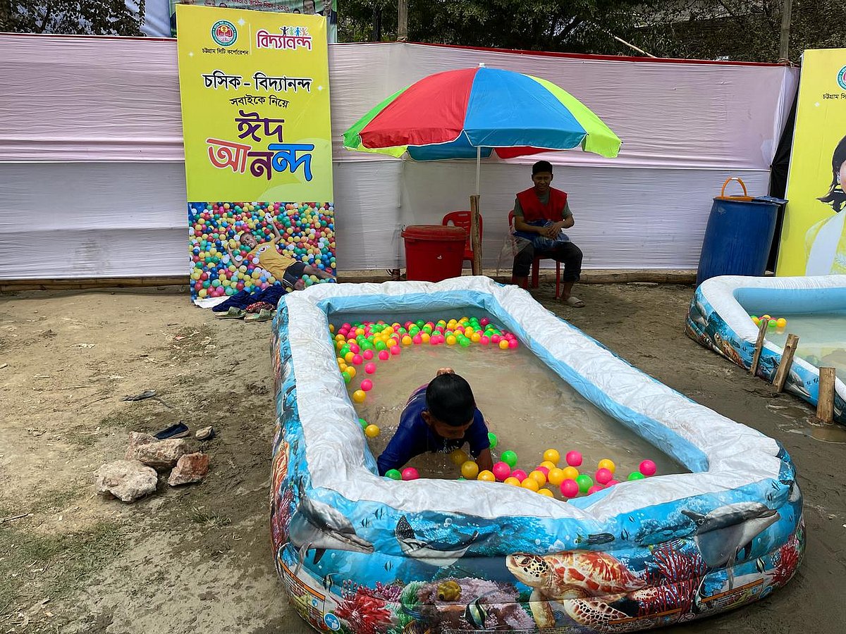 চট্টগ্রামে ‘সবাইকে নিয়ে ঈদ আনন্দ’ অনুষ্ঠানে নানা ধরনের খেলায় মেতেছে শিশুরা