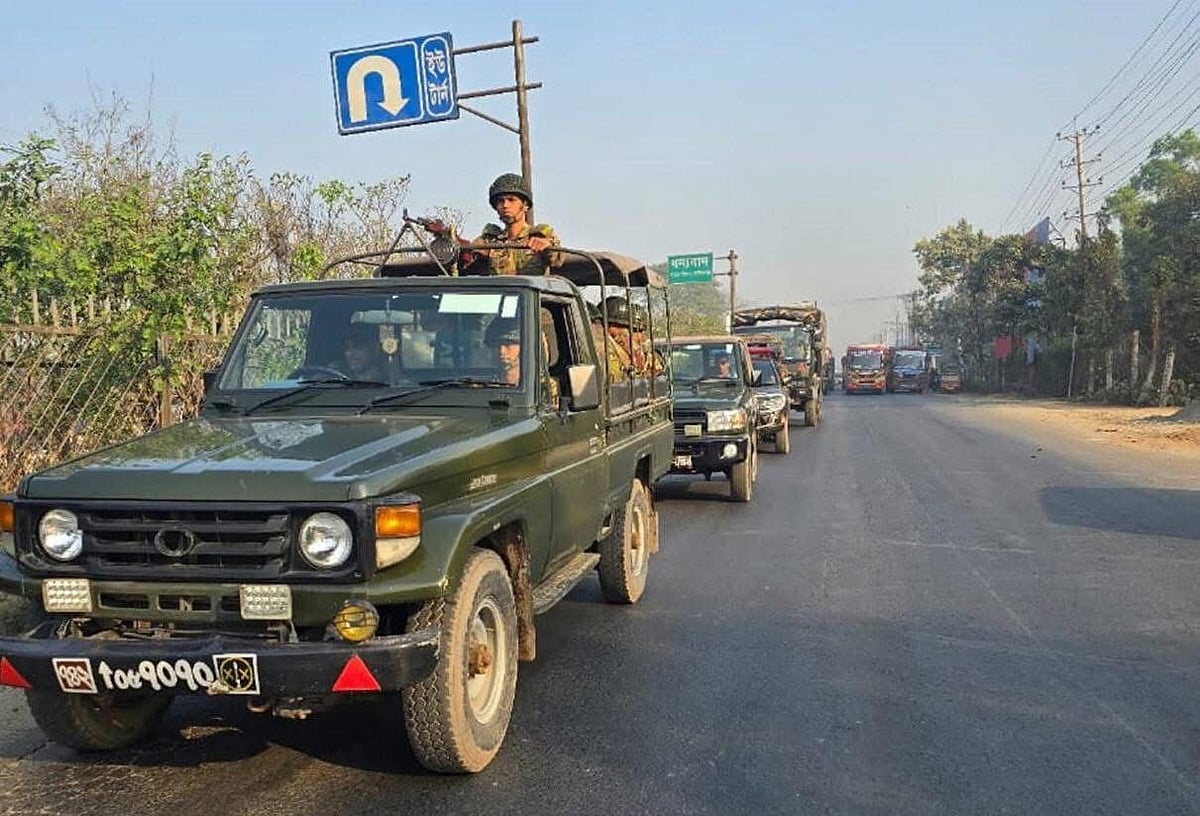 আশুলিয়া–বাইপাইল এলাকায় যানজট নিরসনে তৎপর ৯ পদাতিক ডিভিশনের টহল দল