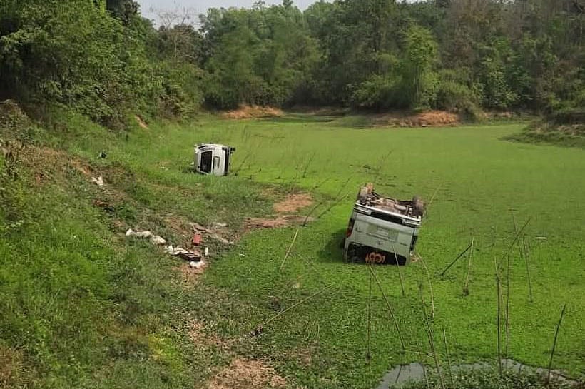 নিয়ন্ত্রণ হারিয়ে খাদে পড়ে উল্টে যাওয়া দুটি মাইক্রোবাস। আজ সকালে চট্টগ্রামের লোহাগাড়ায়