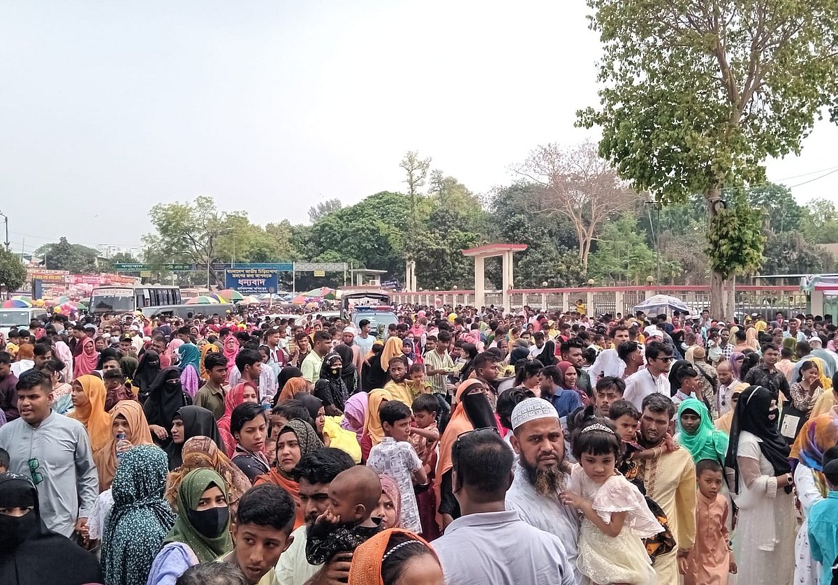 ঈদের দ্বিতীয় দিনে রাজধানীর মিরপুরের জাতীয় চিড়িয়াখানায় বিপুলসংখ্যক দর্শনার্থীর সমাগম হয়