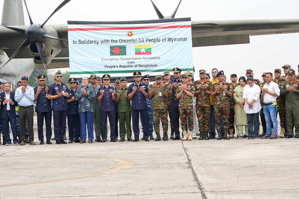 আজ বাংলাদেশ সেনাবাহিনী ও বিমান বাহিনীর তিন বিমানের মাধ্যমে উদ্ধার সরঞ্জামসহ একটি উদ্ধারকারী দল, জরুরি ঔষুধ সামগ্রীসহ একটি চিকিৎসক দল এবং আরও ১৫ টন ত্রাণসামগ্রী মিয়ানমারের নেপিডোতে পাঠানো হয়