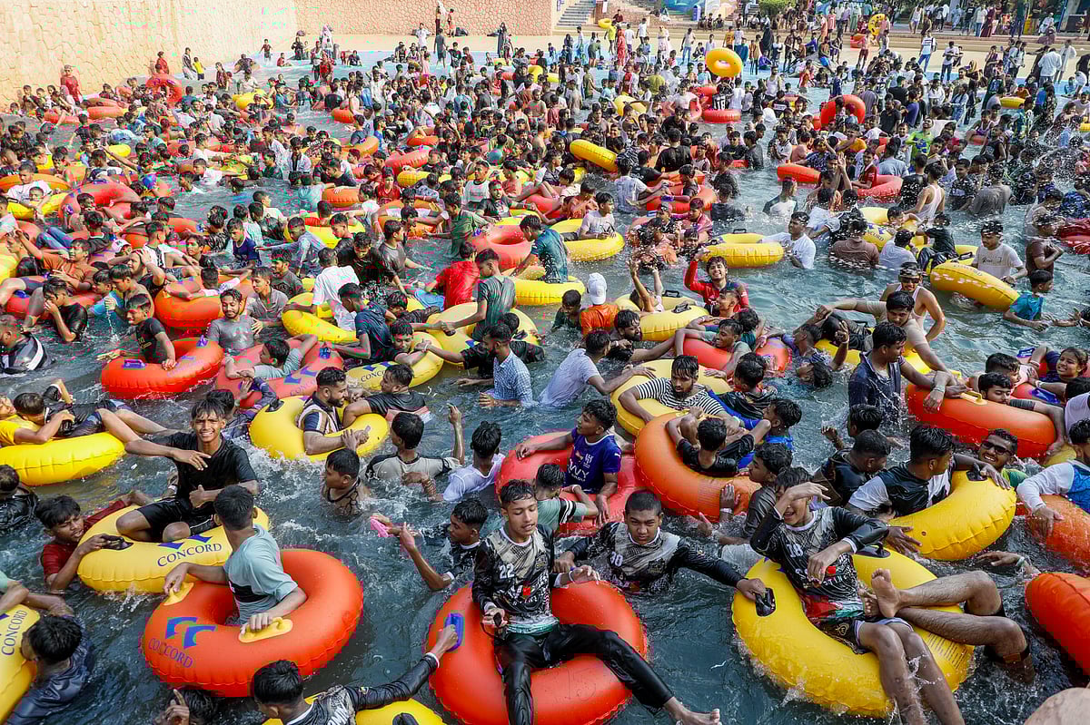 ফয়’স লেকের সি ওয়ার্ল্ডে আনন্দে মেতেছেন বিভিন্ন বয়সীরা। চট্টগ্রাম, ০১ এপ্রিল