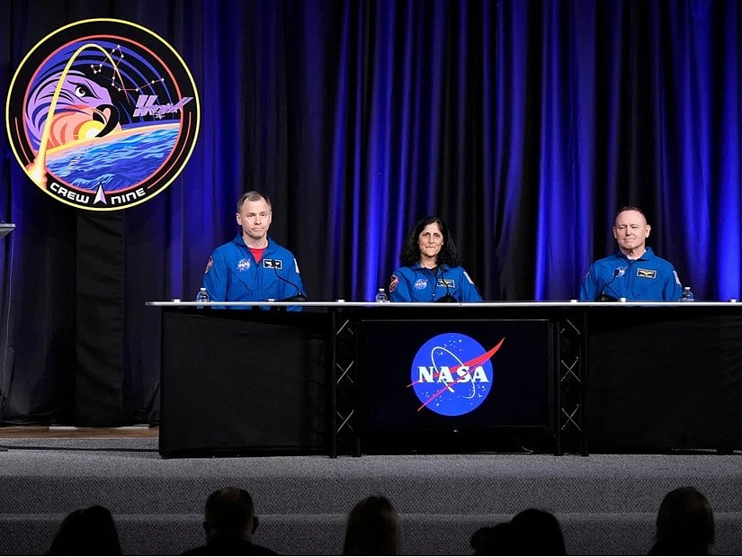 সংবাদ সম্মেলনে নাসার নভোচারী নিক হেগ, সুনিতা উইলিয়ামস ও বুচ উইলমোর। জনসন স্পেস সেন্টার, ৩১ মার্চ হিউস্টন