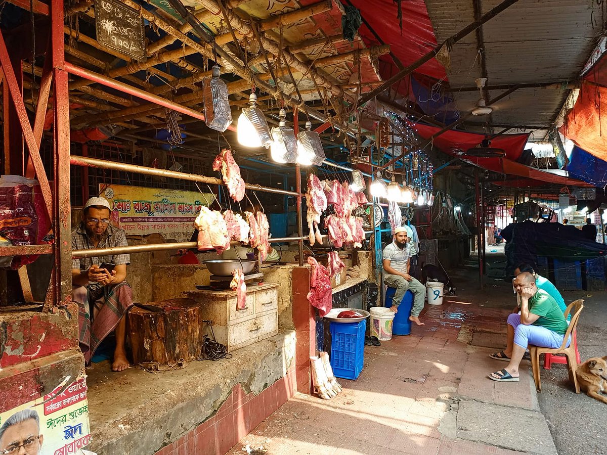 ক্রেতা নেই। তবু গরুর মাংসের কেজি ৭৫০ টাকা থেকে ৮৫০ টাকা। আজ মঙ্গলবার রাজধানীর মোহাম্মদপুর কৃষি মার্কেটে