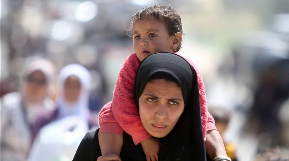 শহর খালি করার আদেশ জারির পর বাস্তুচ্যুত ফিলিস্তিনিদের অনেকেই হেঁটে রাফা থেকে পালাতে শুরু করেছেন