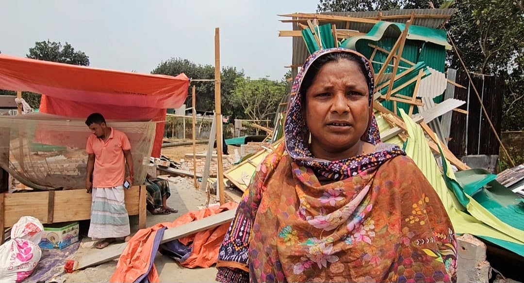 উচ্ছেদ অভিযানে ঘরবাড়ি ভেঙে দেওয়া হয়েছে। এখন খোলা আকাশের নিচে বসবাস করছেন তাঁরা। মঙ্গলবার সকালে গাজীপুরের কালিয়াকৈর উপজেলার বাঘাম্বর এলাকায়