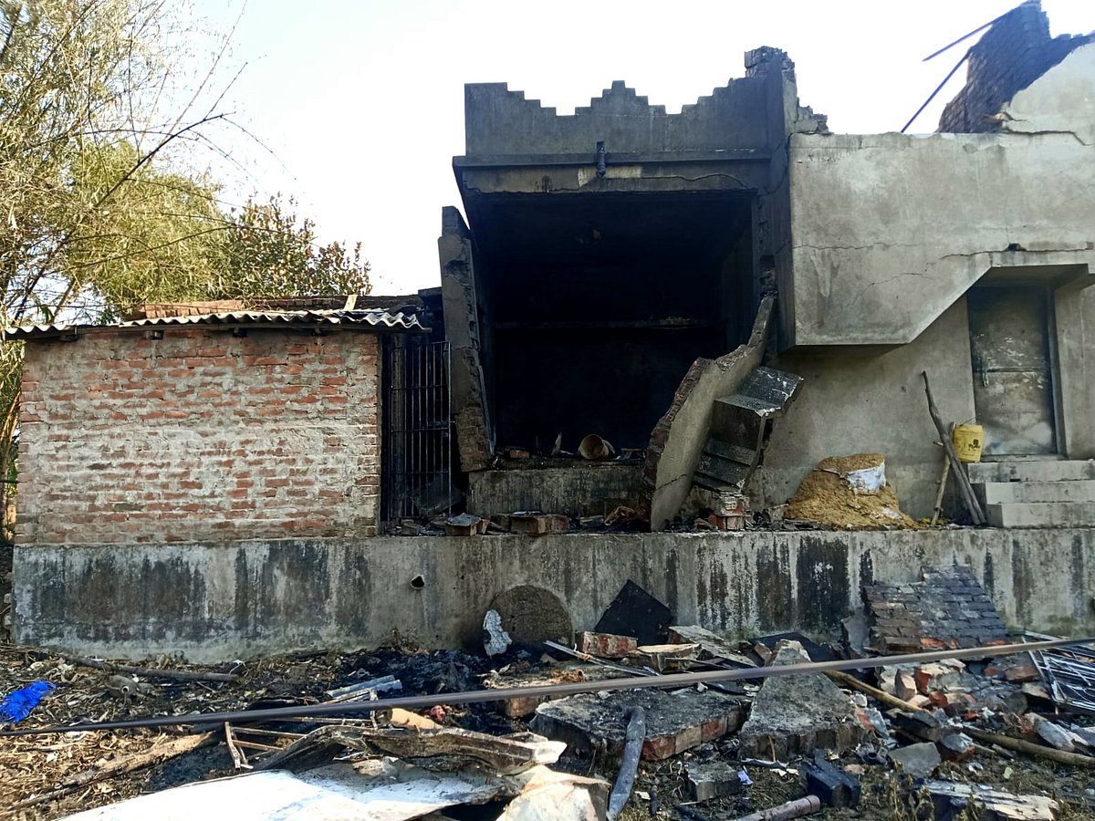 পশ্চিমবঙ্গের দক্ষিণ ২৪ পরগনার পাথরপ্রতিমা থানার একটি বাড়িতে আতশবাজি মজুত করে রাখা হয়েছিল। সেখানে গতকাল রাতে বিস্ফোরণ হয়