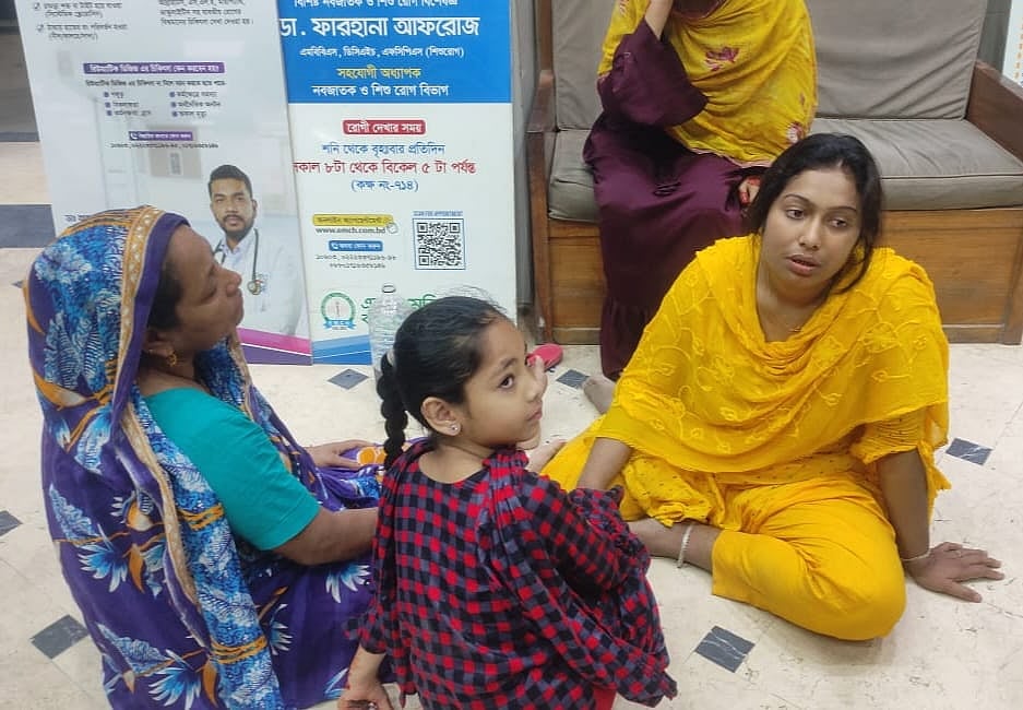 রুবেলকে হত্যার পর বাকরুদ্ধ পরিবারের সদস্যরা গতকাল রাতে সাভারের বেসরকারি এনাম মেডিকেল কলেজ হাসপাতালে