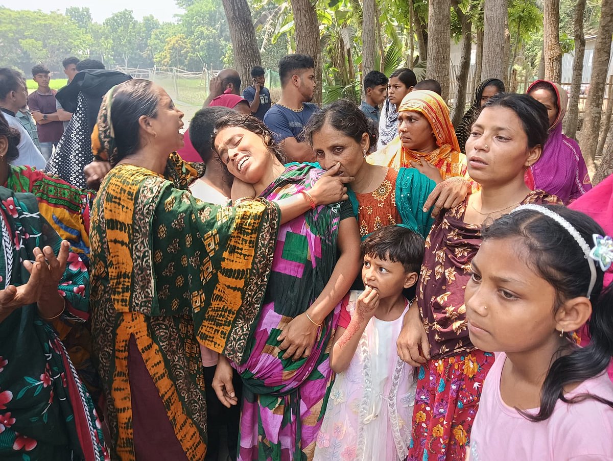 হবধূ সালমার মৃত্যুতে স্বজনদের আহাজারি। আজ মঙ্গলবার সকালে রাজবাড়ী সদর উপজেলার হাউলি জয়পুর গ্রামে