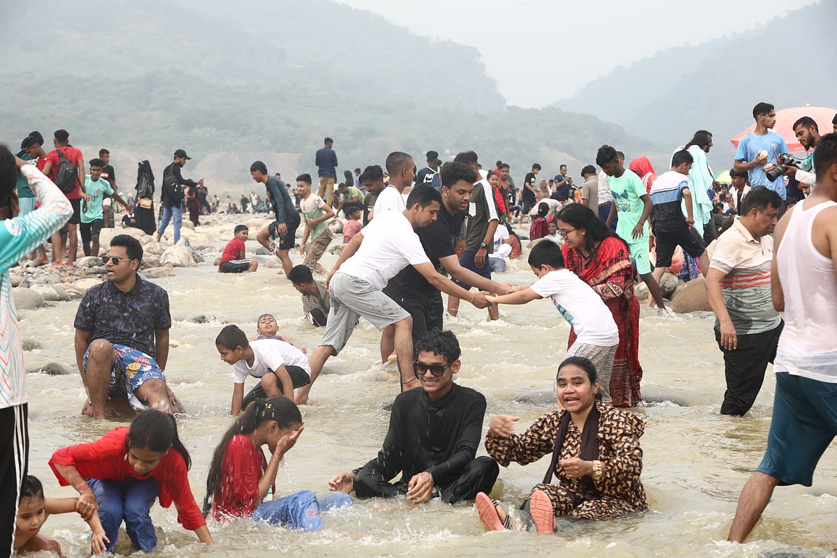 ঈদের ছুটিতে বেড়াতে এসে উচ্ছ্বাসে মেতেছেন বিভিন্ন বয়সী মানুষ। সিলেটের সীমান্তবর্তী কোম্পানীগঞ্জ উপজেলার পর্যটনকেন্দ্র ভোলাগঞ্জ সাদাপাথরে