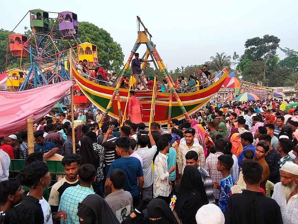 জামালপুরের মাদারগঞ্জে এবারও জমজমাট শতবর্ষী ঈদমেলা। গতকাল বিকেলে মানুষের ঢল নেমেছিল মেলায় চারদিকে উৎসবের আমেজ। উপজেলার বালিজুড়ি এফএম উচ্চবিদ্যালয় মাঠে