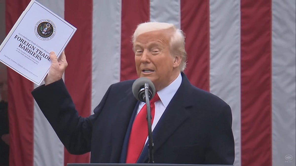 প্রেসিডেন্ট ডোনাল্ড ট্রাম্প বুধবার বিভিন্ন দেশের ওপর নতুন করে শুল্ক আরোপের ঘোষণা দেন